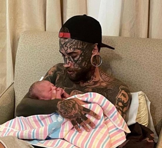 One cute thing after another: a 24-year-old man with a lot of tattoos gets rid of them for his daughter.