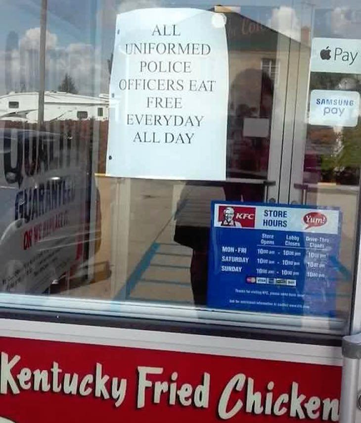 PEOPLE ARE ANGRY ABOUT A SIGN THAT A KFC STORE PUT ON THEIR DOORS, AND THE RESTAURANT WON’T REMOVE IT DESPITE THE COMPLAINTS