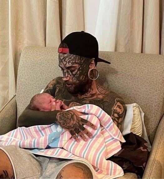 24-year-old father, who has several tattoos all over his body, makes the decision to get rid of them for his child ! You better see him now